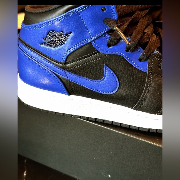 Air Jordan 1’s Mid Shoes (GS) Big Boys - Picture 10 of 11